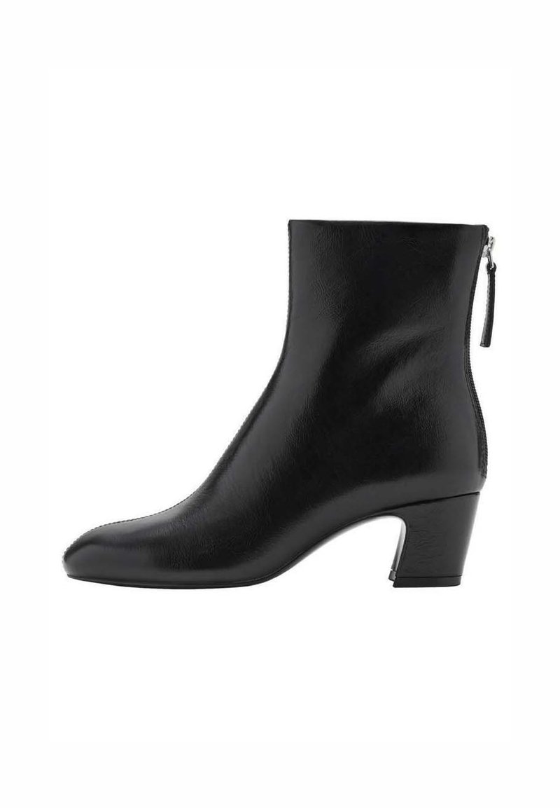 Bottines noires en cuir lisse, avec un bout pointu, un talon moyen et une fermeture éclair sur le côté pour un enfilage facile. Design simple avec des accents minimaux.