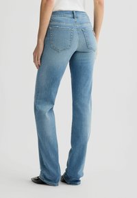 Lichtblauwe denim jeans met een rechte pijpdesign, vervaagde textuur, vijf zakken en een middelhoge taille. Met contrasterende stitching en een klein logopatch.