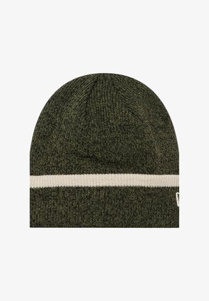 Berretto lavorato a maglia verde scuro con una singola striscia orizzontale bianca vicino al bordo inferiore su sfondo bianco semplice.