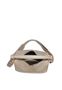Sac à main en cuir beige avec un design incurvé, doté d'une fermeture éclair sur le dessus et d'une bandoulière ajustable. Accents en métal doré et deux compartiments.