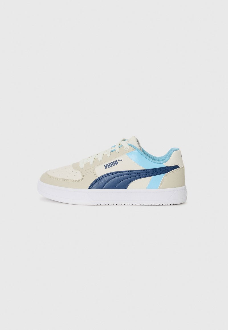 Sneaker beige con accenti blu chiaro e blu navy, caratterizzati da una texture liscia, punta perforata e una suola in gomma bianca.