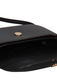 Borsa a tracolla in pelle nera con texture, chiusura con patta e accessori in oro. Interno foderato e spazioso, senza tasche aggiuntive.