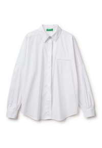 Camicia bianca a maniche lunghe in cotone, con colletto, chiusura anteriore a bottoni, taschino sul petto e maniche leggermente svasate.