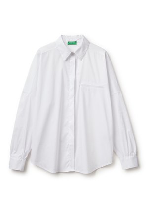 Camisa blanca de manga larga hecha de algodón, con cuello, cierre frontal de botones, un bolsillo en el pecho y mangas ligeramente abullonadas.
