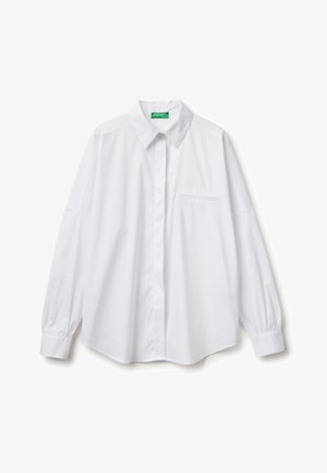 Camisa blanca de manga larga hecha de algodón, con cuello, cierre frontal de botones, un bolsillo en el pecho y mangas ligeramente abullonadas.