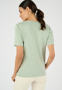 Damart COL TUNISIEN - T-shirt print - vert jade