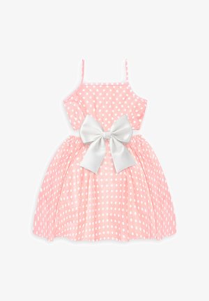 Roze mouwloze jurk met witte polkadots, een vierkante halslijn en een grote zilveren strik in de taille.