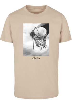 Bežinė medvilninė marškinėliai su juodos ir baltos spalvos krepšinio tinklo grafika, o žemiau paveikslėlio išrašyta žodis "Ballin" kurie rašyti kursyvu.