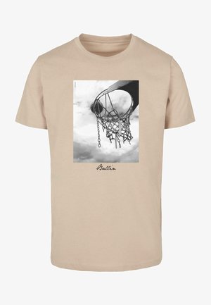 Beige katoenen T-shirt met een zwart-wit afbeelding van een basketbalring, met het woord "Ballin" in cursief onder de afbeelding.