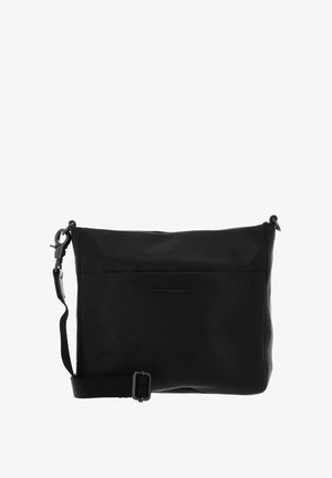 Bolso bandolera de cuero negro con superficie texturizada, correa ajustable, bolsillo frontal con cremallera y sutil detalle del logo de la marca. Forma rectangular.
