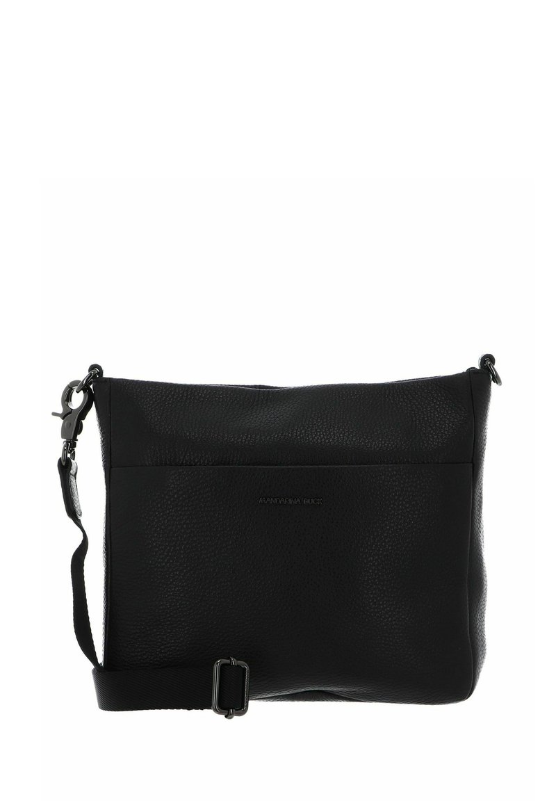 Bolso bandolera de cuero negro con superficie texturizada, correa ajustable, bolsillo frontal con cremallera y sutil detalle del logo de la marca. Forma rectangular.