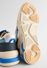 Sneakers z teksturowanym, wielokolorowym wierzchem, w którym dominują niebieskie, szare i jasnoniebieskie akcenty. Gumowa podeszwa z wzorami antypoślizgowymi i amortyzacją.