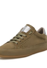 Sneaker in suede verde oliva con patch logo argento, punta rotonda e suola in gomma. Presenta lacci tonali e dettagli perforati sui lati.