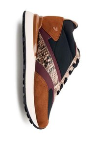Sneaker alta caratterizzata da suede marrone, tessuto nero e dettagli in pelle di serpente. Suola intermedia bianca con battistrada in gomma nera, design con lacci.