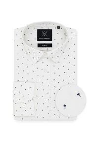 Biała koszula slim fit z granatowym kwiatowym wzorem, z kołnierzykiem zapinanym na guziki oraz dopasowanymi mankietami. Wykonana z gładkiego materiału, charakteryzuje się klasycznym wzornictwem.