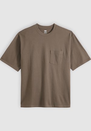 Brun bomulls-T-skjorte med rund hals og korte ermer, med brystlomme og enkel design uten mønstre eller detaljer.