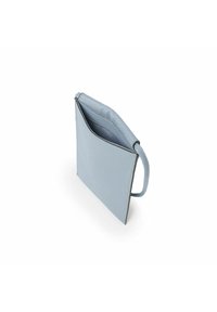 Jasnoniebieska skórzana torba o gładkiej fakturze, z jednym uchwytem u góry i otwartym designem kieszeni.