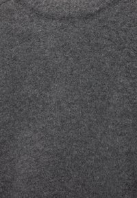 Maglione grigio in lana con una finitura morbida e testurizzata; presenta un collo rotondo e maniche lunghe. Vestibilità ampia con dettagli minimi.