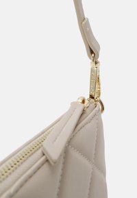 Valentino Bags OCARINA - Torba čez telo - ecru