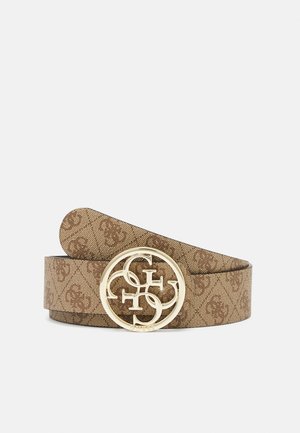 Bruine riem met patroon en een cirkelvormige gesp van goudkleurige, in elkaar grijpende letters G, U, E, S op een lichtgrijze achtergrond.