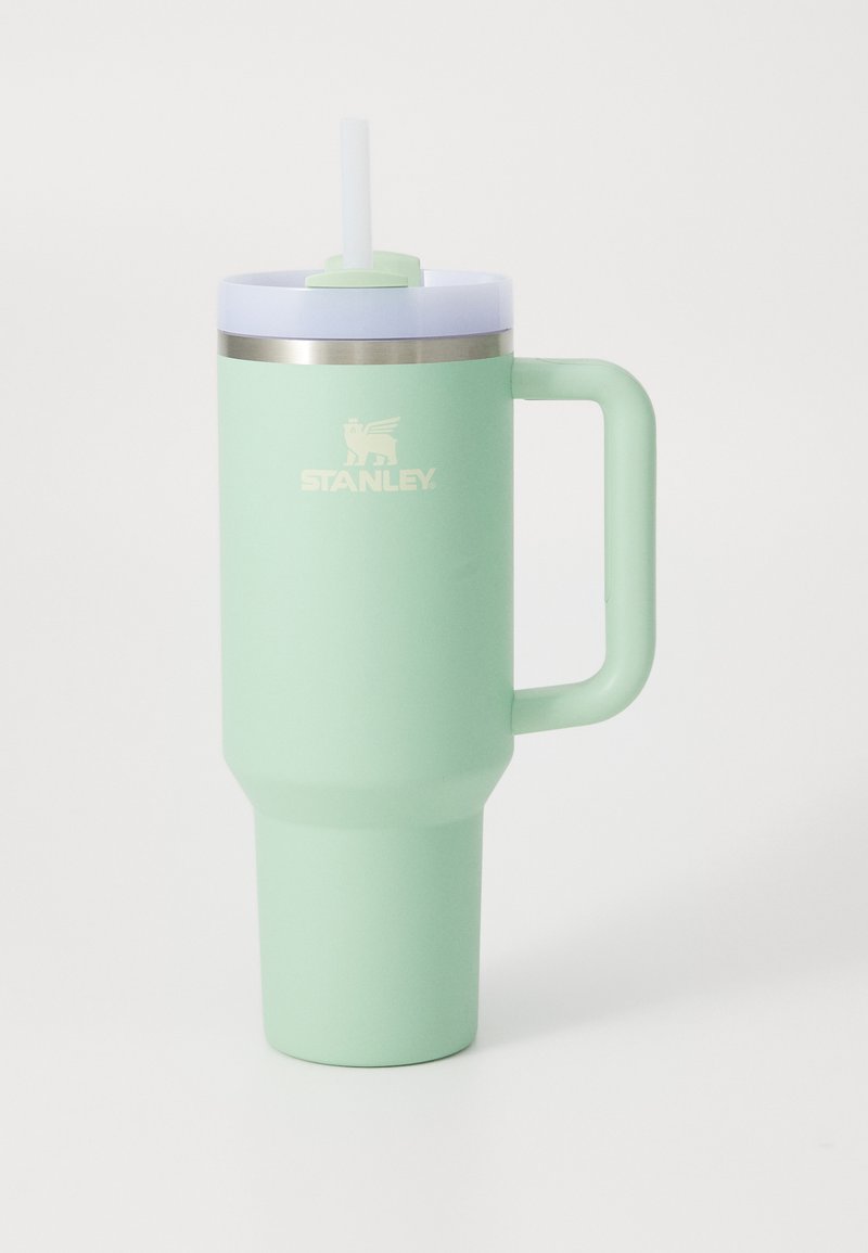 Myntgrønn Stanley isolert tumbler med håndtak, klar lokk og sugerør på hvit bakgrunn.