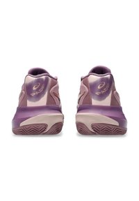 Chaussures de sport violettes avec un supérieur en maille texturée, un col rembourré et des accents violets clair contrastés. Semelle en caoutchouc avec un motif en chevron.