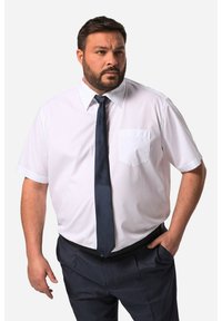 Camicia da uomo bianca a maniche corte con taschino, abbinata a una cravatta blu navy. La camicia presenta un colletto classico e una texture di tessuto liscia.