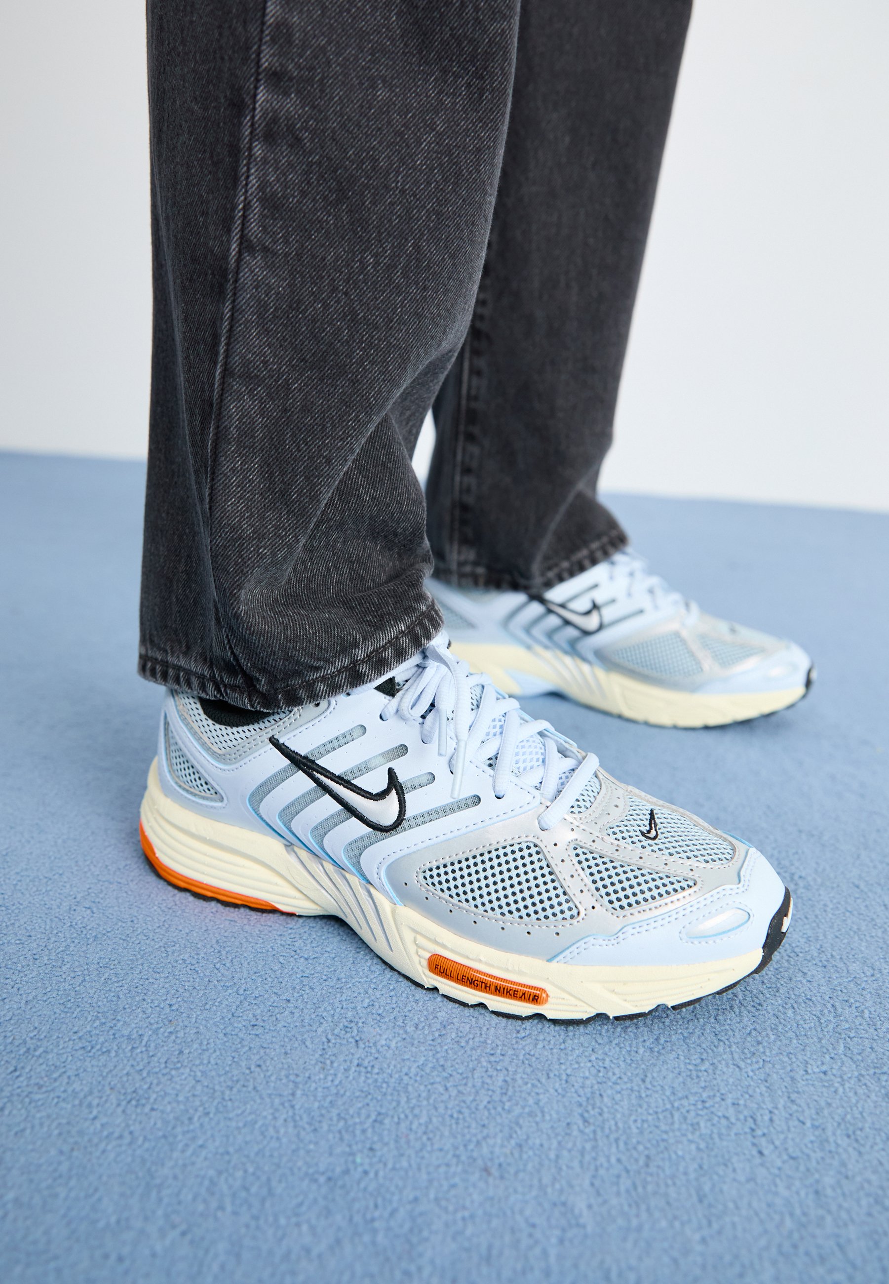 nike pegasus with jeans