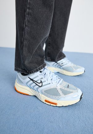 AIR PEGASUS 2005 - Trainers - blue tint/metalic platinum/total orange/coconut milk/black