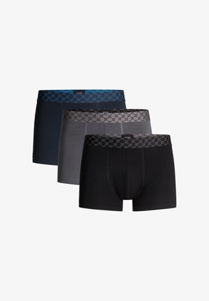 Drie paar boxershorts in marineblauw, grijs en zwart. Elk heeft een patroon op de tailleband met een zachte textuur en een nauwsluitende pasvorm.