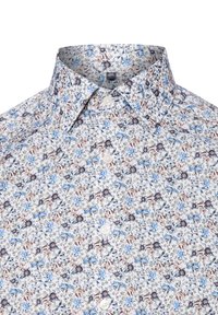Camicia bianca con bottoni, caratterizzata da un motivo floreale nei toni del blu e del marrone. Il tessuto è leggero e presenta un design con colletto standard.