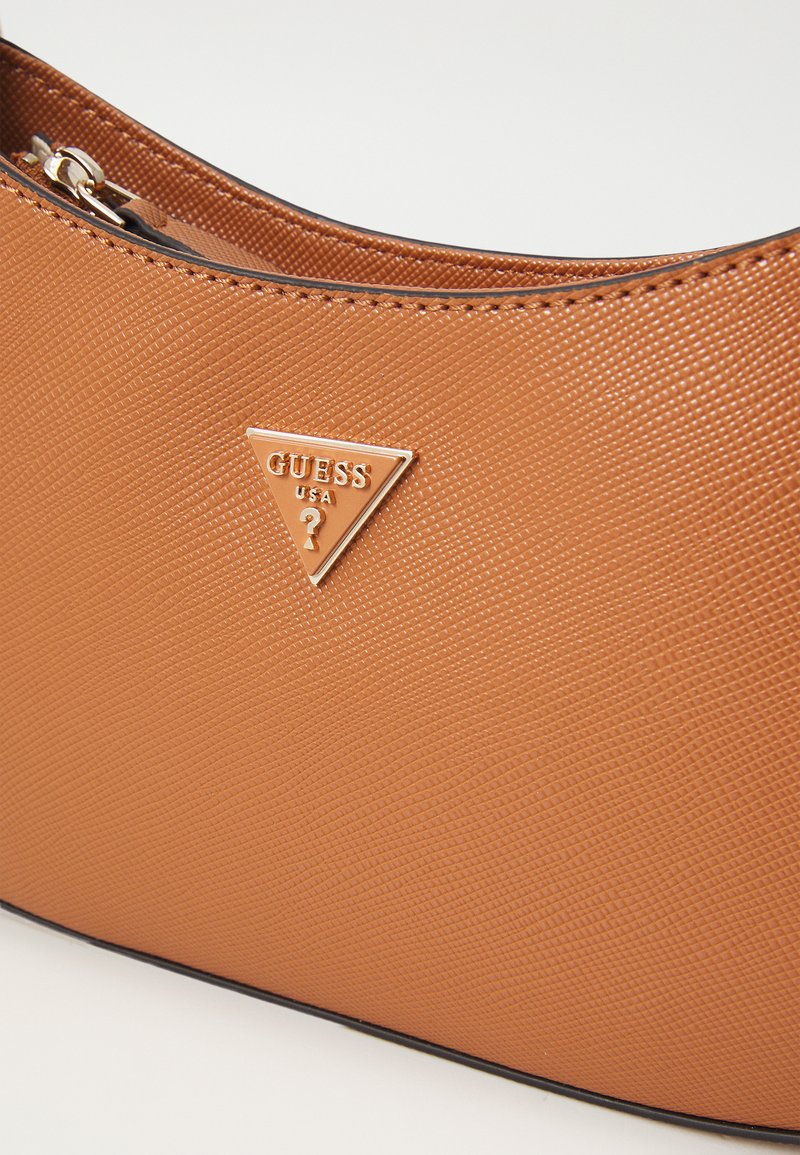Bolso de mano de cuero sintético marrón texturizado que presenta una insignia triangular del logo de Guess USA. Cierre de cremallera con un tirador metálico suave.