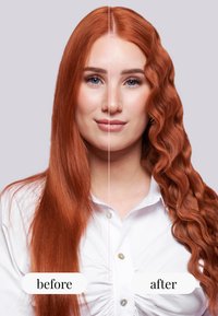 Des cheveux longs, raides et d'un rouge vibrant à gauche ; ondulés et texturés de la même couleur à droite. Boutons de chemise blancs et un fond neutre.