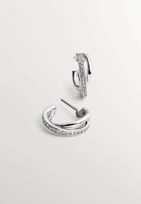 Pendientes de aro de plata con un diseño elegante que presenta bandas entrelazadas y una fila de pequeños cristales transparentes a lo largo de uno de los bordes.