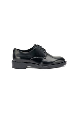Scarpe eleganti da uomo in pelle nera con finitura liscia, punta arrotondata e design con lacci. Presenta una suola piatta e dettagli di cucitura discreti.