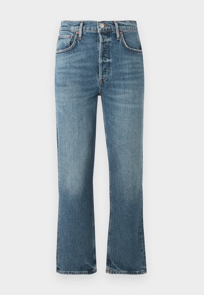 Ljusblå denimjeans med hög midja, rak bendesign och subtila blekningar. Har klassisk femfickestil och metallknappslutning.
