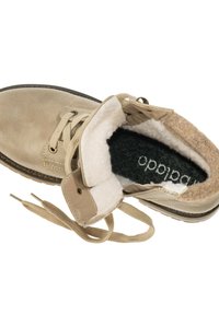 Botte d'hiver beige à lacets avec doublure en polaire en peau de mouton et semelle intérieure noire amortissante, vue de dessus sur fond blanc.