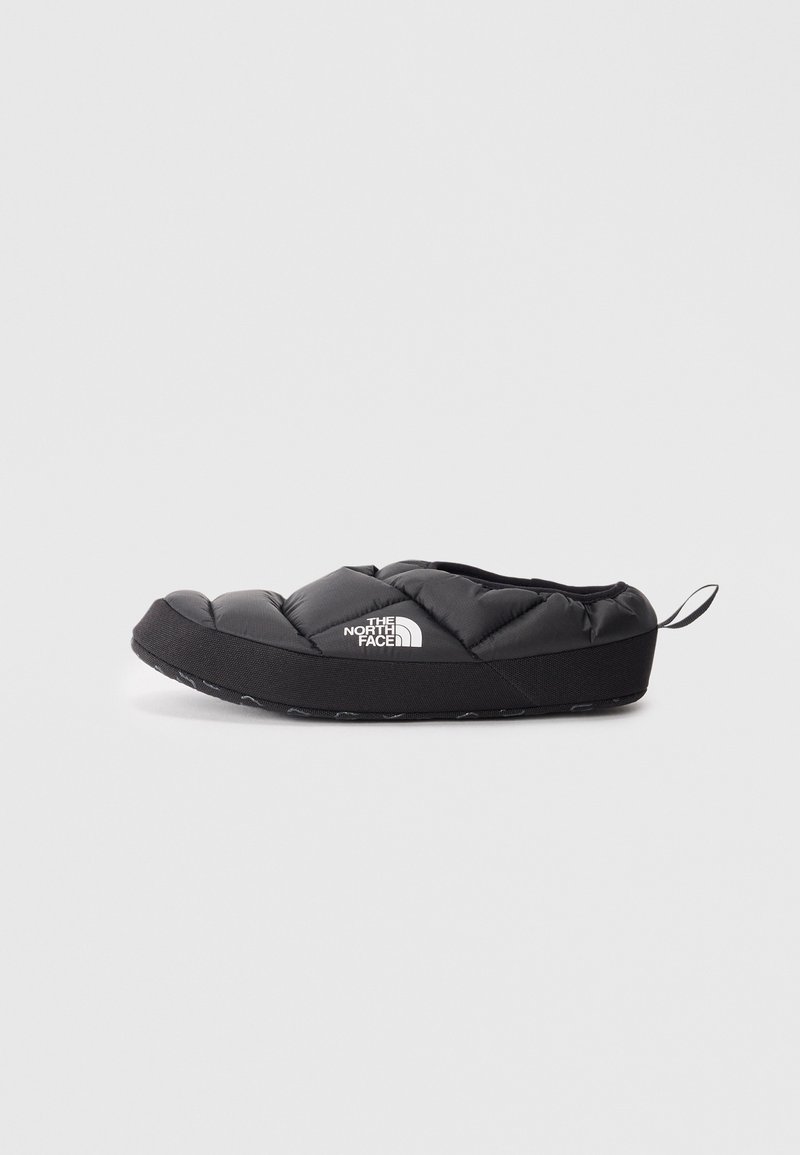 Sapato slip-on preto, almofadado, com um upper texturizado, logotipo em branco, sola de borracha e uma alça na parte traseira para fácil calçar.