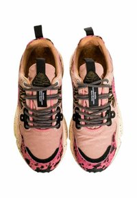 Sneaker rosa e neri con tomaia strutturata, suola maculata e lacci intrecciati con un'etichetta nera sulla linguetta.