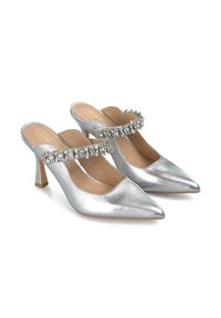 Mule in satin argento con tacco a stiletto e punta affilata, dotato di una cinghia decorata con strass trasparenti sul dorso del piede e un tacco di altezza media.