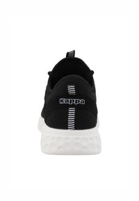 Chaussure de sport noire avec tige en maille, semelle texturée blanche et une languette à l'arrière. Présente une bande blanche et un logo sur le talon.
