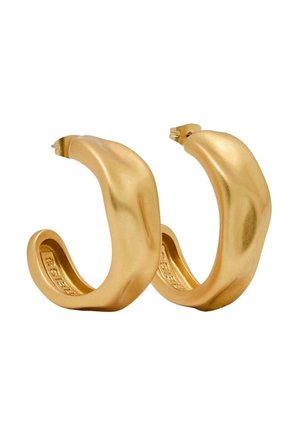 Para masywnych kolczyków kołowych w złotym odcieniu z gładkim, lekko skręconym wzorem i zapięciem na sztyft na białym tle.