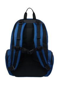 Blå ryggsäck med vadderad, ventilerande baksida, dubbla justerbara axelremmar och ett handtag på toppen. Innehåller en blandning av tygtexturer och remmar.