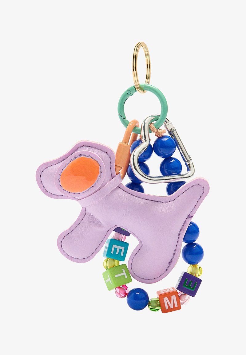 Fioletowy skórzany brelok w kształcie psa z pomarańczową łatą, zdobiony kolorowymi koralikami i karabinkiem w kształcie serca.