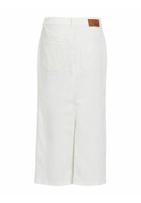 Vitt jeanskjol med en bakslits, två bakfickor och en brun läderetikett på midjan. Slät textur och knälång design.