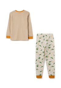 Beige langemouwen top met oranje accenten, gecombineerd met lichte, gedessineerde pyjamabroek met groene dinosaurussen en abstracte ontwerpen.