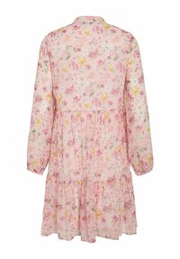 Gaiši rozā, ar garām piedurknēm kleita ar sarkanu, dzeltenu un zaļu ziedu rakstu, kas izceļas ar savāktu jostasvietu un vairākpakāpju svārkiem.