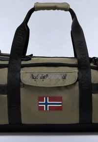Sac de voyage en tissu vert olive avec des sangles noires, doté d'une poche avant, d'un logo en relief et d'un patch coloré du drapeau norvégien.