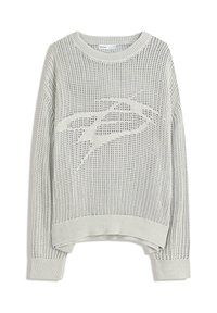 Hellgrau gestrickter Pullover mit lockerem Maschenbild, der ein großes Ausschnitt-Logo-Design, gerippte Bündchen und einen gerippten Saum aufweist.