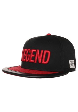 Cappellino snapback nero e rosso con la parola "LEGEND" ricamata in grandi lettere rosse sulla parte anteriore e un'etichetta piccola "Cayler & Sons" sul lato.